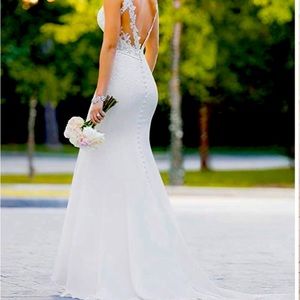 White sleeveless fitted wedding dress